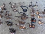 un grand nombre d'objets en argent posés sur une table