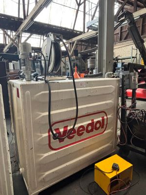 une machine qui se trouve dans un bâtiment et sur laquelle est apposée une pancarte