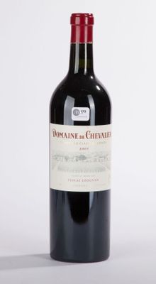 une bouteille de vin posée sur une table
