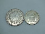 deux pièces d'argent, dont l'une a la même taille que l'autre