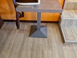une chaise et une table dans une pièce aux murs orange