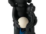 une statue noire représentant une personne tenant un ballon