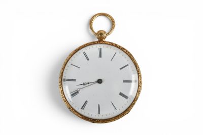 une montre de poche en or avec des chiffres romains sur le cadran