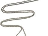deux pendentifs en forme de cœur sont suspendus à une chaîne sur un fond blanc