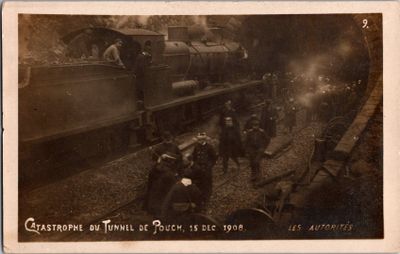 une photo en noir et blanc d'un train sur les rails