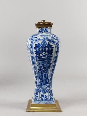 vase bleu et blanc avec un socle doré