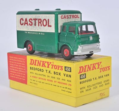 un petit camion vert posé sur une boîte