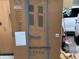 un grand carton posé au sommet d'un tas de bois
