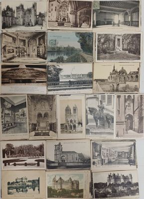 de nombreuses photos de bâtiments anciens et de bâtiments accrochés au mur
