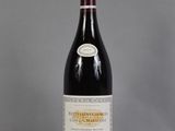 une bouteille de vin posée sur une table