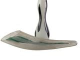 un vase en verre orné d'un motif en noir et blanc