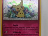 une photo d'une carte Pokémon sur laquelle figure un Pikachu