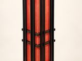 une image représentant une grande lampe en bois et en verre rouge