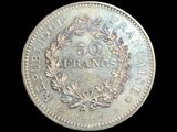 une vieille pièce d'argent ornée d'une couronne sur le recto