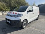 Une camionnette Citroën garée sur un parking, avec des arbres en arrière-plan