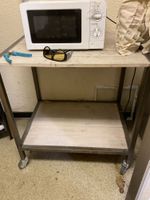 Deux tabourets métalliques , une table à roulettes , une éta… (photo 2)