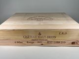 gros plan d'une boîte en bois portant une étiquette