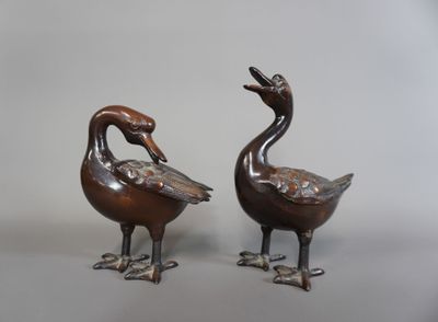 une paire de canards en bronze sur pied, placés l'un à côté de l'autre