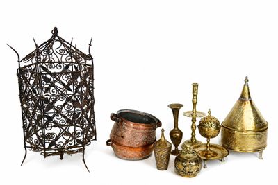 un grand nombre d'objets différents posés sur une table