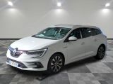 la voiture blanche est garée sur le sol à carreaux d'une pièce