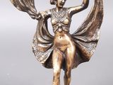 statue en bronze représentant une femme tenant un foulard au-dessus de sa tête