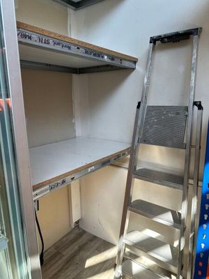 une échelle adossée au mur d'une pièce
