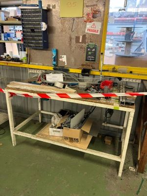 un établi dans un garage avec des outils dessus