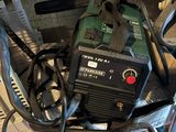 une petite machine posée au sommet d'un tas de fils