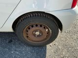 un gros plan d'un pneu sur une voiture blanche