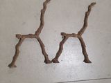 une photo d'un morceau de bois sculpté en forme de cheval