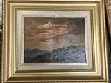 une peinture à l'huile représentant un paysage de montagne avec des nuages, dans un cadre doré