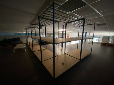 Six étagères métalliques modulables (sur la mezzanine)