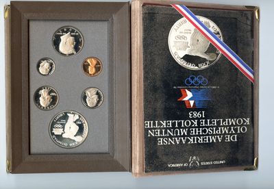 une image représentant une boîte sur laquelle se trouve une médaille