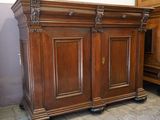 une armoire en bois qui se trouve dans une pièce