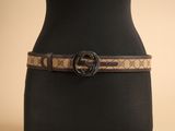un gros plan sur le torse d'un mannequin portant une ceinture