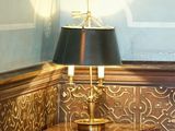 une table surmontée d'une lampe dans une pièce