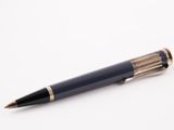 un stylo posé sur une surface blanche