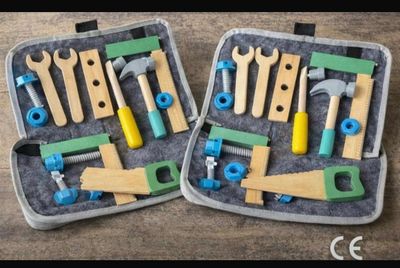 deux valises contenant des outils, posées sur une table