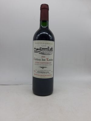 une bouteille de vin posée sur une table