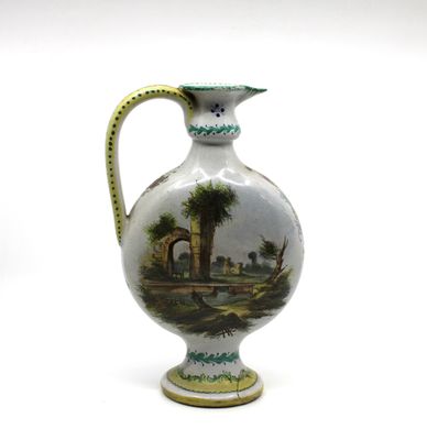 un vase blanc avec un tableau posé sur une table
