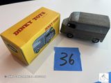 un petit bus et une boîte posés sur une table