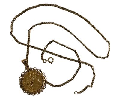 une image représentant un collier avec une pièce d'or suspendue à une chaîne