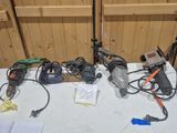 une table sur laquelle sont posés plusieurs outils