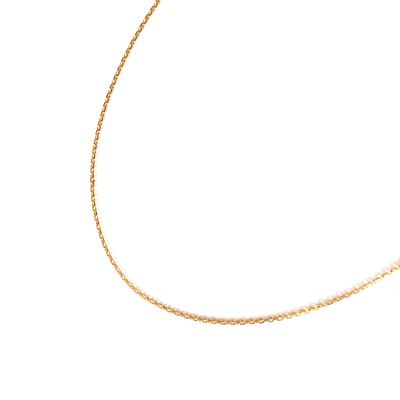 gros plan d'un collier avec une chaîne en or sur fond blanc