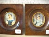 une paire de portraits miniatures de femmes, encadrés dans des cadres en bois, exposés
