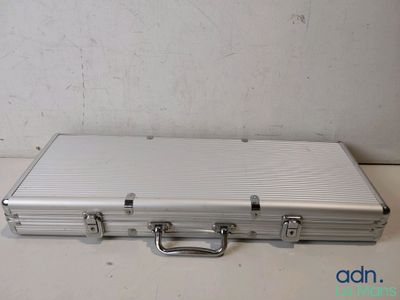 une mallette en aluminium posée sur une table blanche