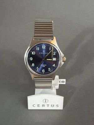 une montre posée sur un support sur une table