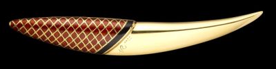 une pipe en or ornée d'un motif rouge et blanc