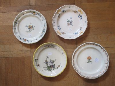 Trois assiettes en faïence de Moustier, on y joint une assie…