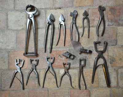 un grand nombre d'outils posés à même le sol